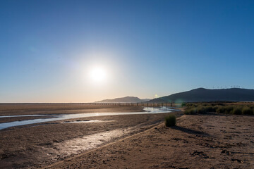 Spiaggia deserta con ruscello.