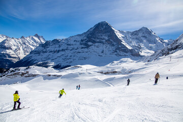 Fototapeta na wymiar Skifahren vor der Kulisse der Eiger Nordwand in Grindelwald, Schweiz