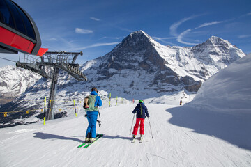 Skifahren vor der Kulisse der Eiger Nordwand in Grindelwald, Schweiz - obrazy, fototapety, plakaty