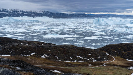 Blick auf den Eisfjord bei Ilulissat, Grönland, vom Blauen Pfad aus