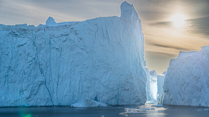 Gespaltener Eisberg in der Diskobucht bei Ilulissat, Grönland mit Mitternachtssonne