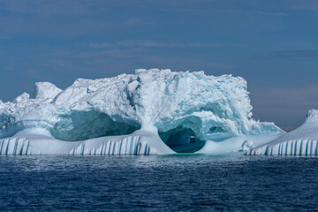 Eisberg treibt in der Diskobucht bei Ilulissat, durch den Sonnenschein sieht man die türkise...
