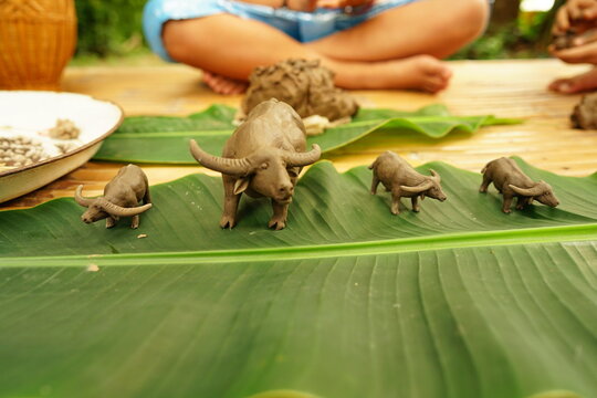 Take clay and make large and small buffalo shapes and place them on banana leaves. Children's free time activities in ancient times were making clay shapes into animals and various fruits.

