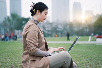 Urban Serenity: Remote Work in the City Park - 771576020