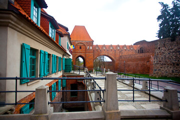 Struga toruńska przepływająca przy ruinach zamku, Toruń, Poland - obrazy, fototapety, plakaty