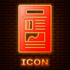 Obraz premium Glowing neon News icon isolated on brick wall background. Newspaper sign. Mass media symbol. Vector