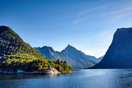 Panorama Fjord in Norwegen, K&uuml;ste, steile Berge im Fjordland, Hj&ouml;rundfjord