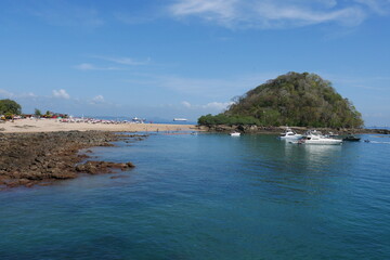 Fototapeta premium Strand auf der Insel Isla Taboga in Panama bei Niedrigwasser
