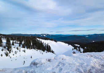 Fototapeta na wymiar View of the mountains from the Timberlaine Plateau. Oregon. The vicinity of Mount Hood