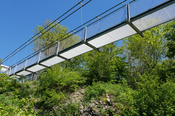 Obraz premium Fußgängerhängebrücke Titan an der Rappbode-Talsperre im Harz