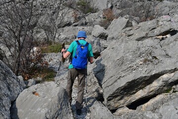 Mann wandernt in der Marocche di Dro im Trentino