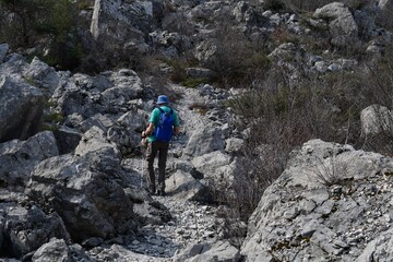 Mann wandert in der Marocche di Dro im Trentino