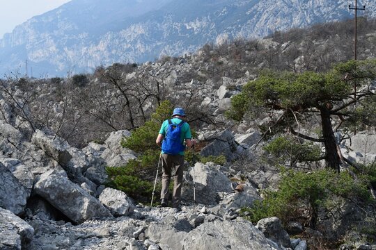 Mann wandert in der Marocche di Dro im Trentino