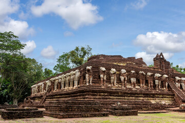Wat Chang Rob temple in Kamphaeng Phet Historical Park, UNESCO World Heritage site, popular destination of tourist in Kamphaeng province, Northern of Thailand