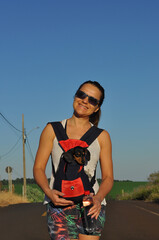 mulher passeando com cachorro filhote fofo 