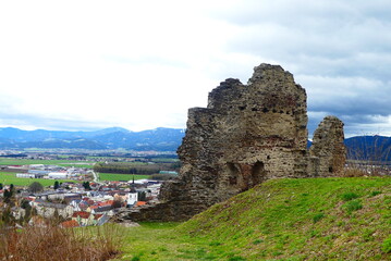 Burgruine Fohnsdorf mit Blick auf den Ort Fohnsdorf, Steiermark