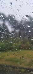 gotas de lluvia sobre el vidrio 
