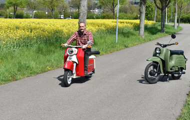 Mann fährt Motorroller Troll1 im Frühling 