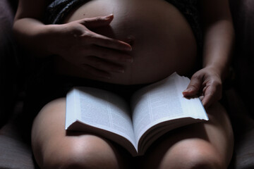 foto de abdomen de mujer embarazada.