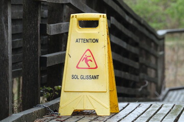 Panneau jaune sol glissant
