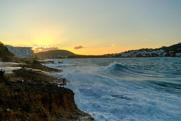 Mallorca Platja Cala Blanca Sonnenaufgang mit viel Wellen