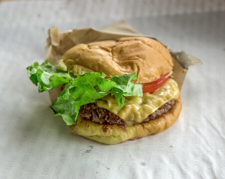 Hamburguesa de food truck , comida basura callejera , comida r&aacute;pida.