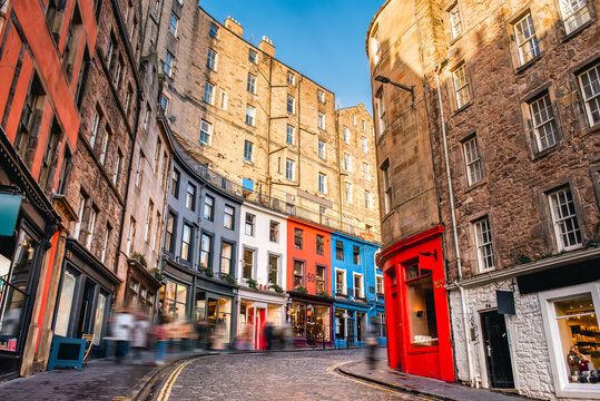 Fototapeta Colorful store fronts and old architecture along West Bow and Victoria Street in Edinburgh Old Town, Scotland