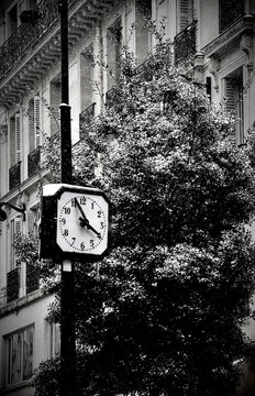 SNOWY CLOCK, PARIS, FRANCE