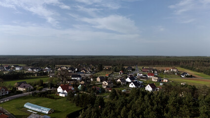 Widok wioski, obszaru zabudowanego zlotu ptaka z drona. © Stanisław Błachowicz