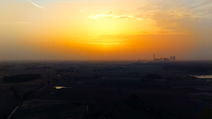 Zachód słońca przykryty piaskiem z pustyni, Opolszczyzna Polska, widok z lotu ptaka. - 771778218