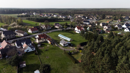 Widok wioski, obszaru zabudowanego zlotu ptaka z drona. © Stanisław Błachowicz