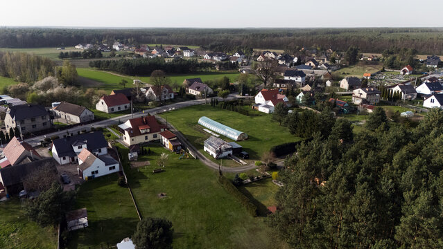 Widok wioski, obszaru zabudowanego zlotu ptaka z drona.