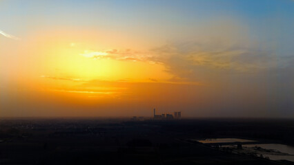 Zachód słońca przykryty piaskiem z pustyni, Opolszczyzna Polska, widok z lotu ptaka. - 771778473