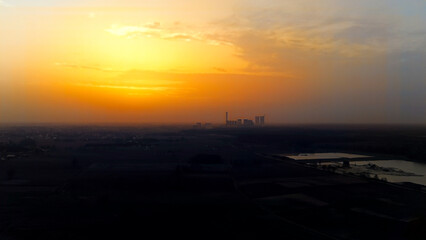 Zachód słońca przykryty piaskiem z pustyni, Opolszczyzna Polska, widok z lotu ptaka. - 771778484