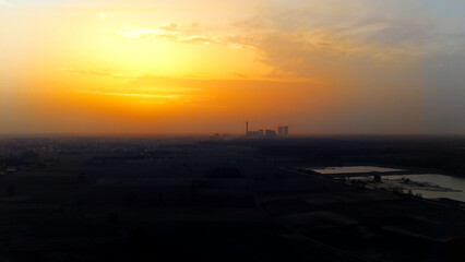 Zachód słońca przykryty piaskiem z pustyni, Opolszczyzna Polska, widok z lotu ptaka. - 771778486