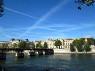 Panorama  sur le Palais du Louvre et le pont des arts
