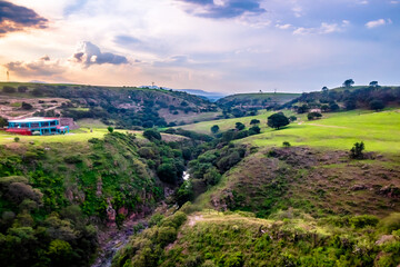 Obraz premium River between mountains at sunset in arcos del sitio in tepotzotlan state of mexico