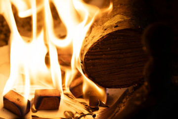 feu de bois dans une cheminé avec une grosse buche