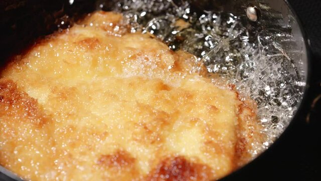 【料理】チキンカツを油で揚げる様子　スローモーション