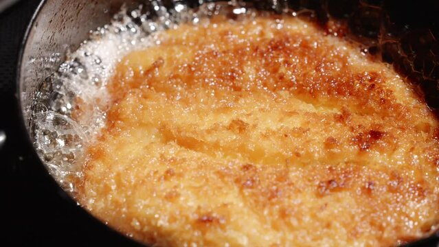 【料理】チキンカツを油で揚げる様子　スローモーション