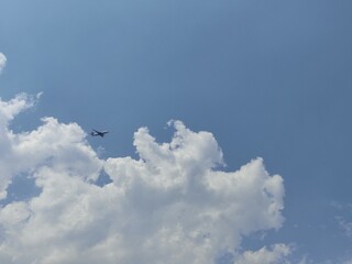 blue sky with clouds, cielo azul con nubes
