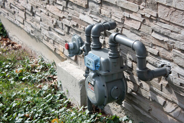 Exterior Gas Meter: Efficient Utility Management with Outdoor Installation on House Wall for Homeowners' Convenience - obrazy, fototapety, plakaty