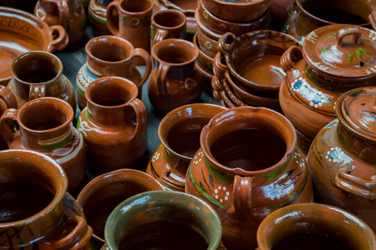 conjunto de jarros, ollas y cazuelas de barro tradicional mexicano, decoraci&oacute;n mexicana hecha de arcilla para beber liquidos y cocinar alimentos, hechos a mano