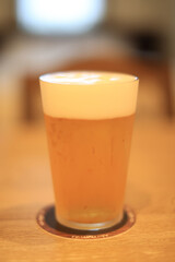 テーブルに置かれたグラスビール