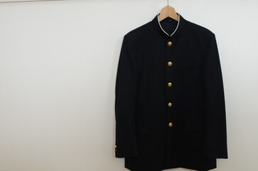 ハンガーにかけられた学生服。