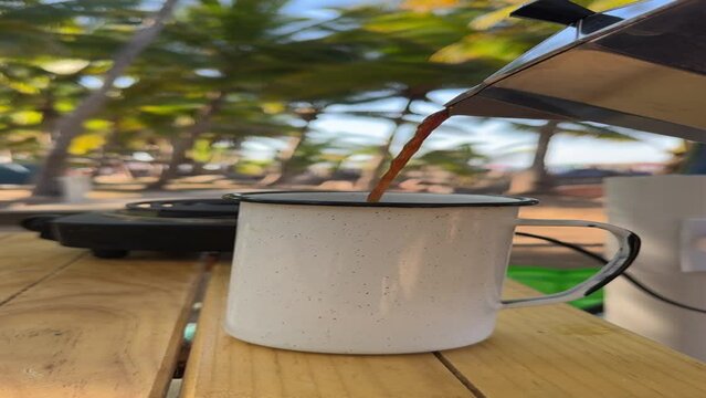 preparando cafe en cafetera italiana en la playa