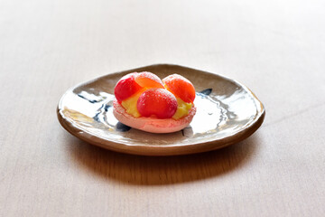 お皿にのったサクランボのタルト