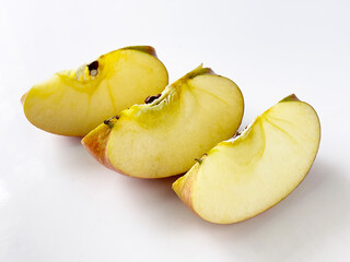 【白背景】日本の秋の味覚　カットされた甘くて美味しいふじリンゴ