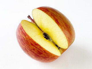 【白背景】日本の秋の味覚　カットされた甘くて美味しいふじリンゴ