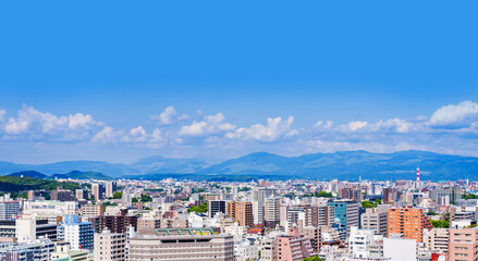 熊本 市街 の パノラマビュー 阿蘇山 を 遠景 に望む 【 九州 熊本市 の 都市風景 】 - obrazy, fototapety, plakaty